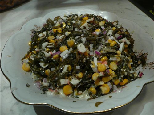 Как приготовить салат из морской капусты с крабовыми палочками и кукурузой?