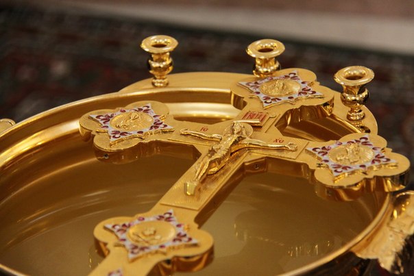 Когда в православных храмах освящают воду
