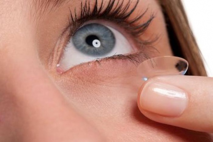Неправильно подобранные линзы могут быть причиной сухости в глазах