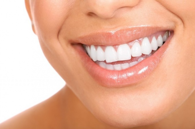 Как быстро отбелить зубы без стоматолога?