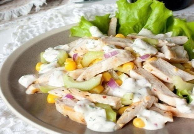 Летний салат с курицей и кукурузой