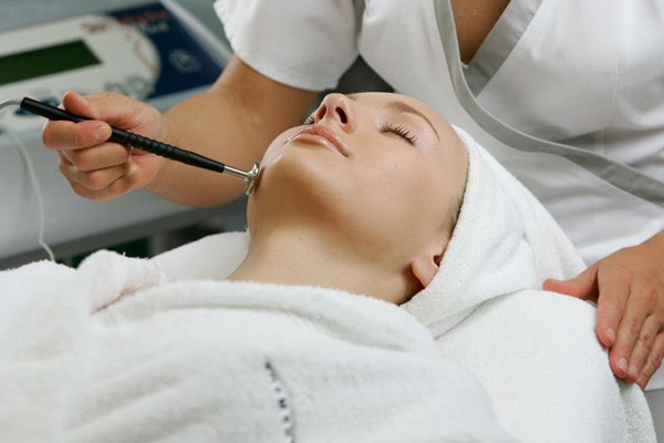 Cleaning person at the beautician: recovery after the procedure