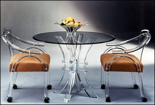 Стеклянный обеденный стол и стулья