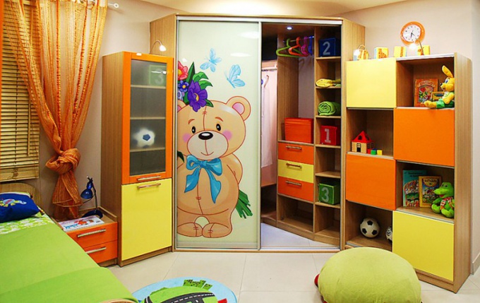 How to choose a wardrobe in the nursery