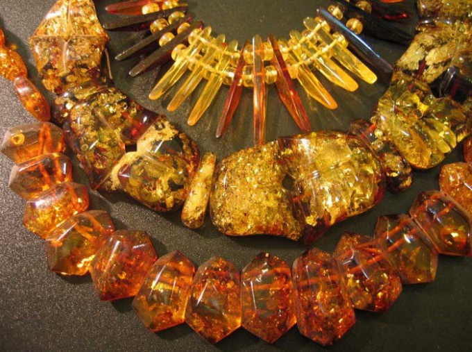 What to wear with amber decoration