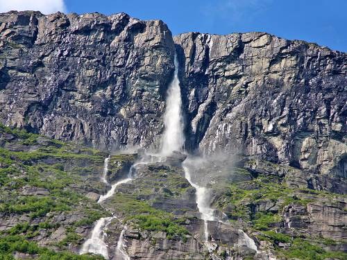 Самый высокий водопад в Европе - норвежский Виннуфоссен