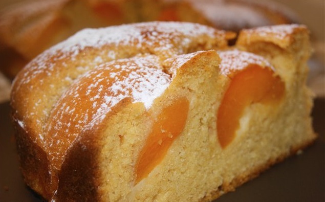 Бисквитный медовый пирог с абрикосами