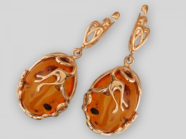 Gold earrings with amber