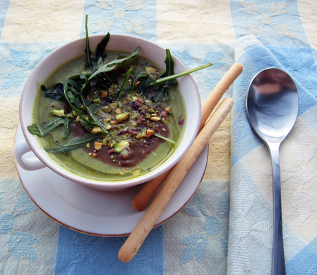 Крем-суп из фасоли с соусом из чернослива
