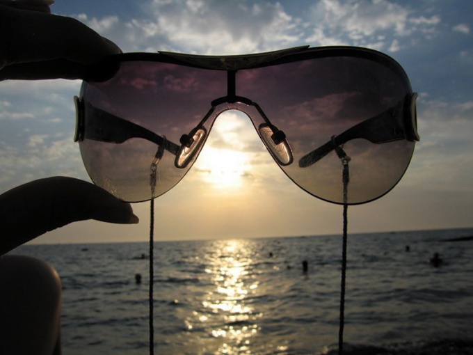 Как выбрать безопасные солнечные очки