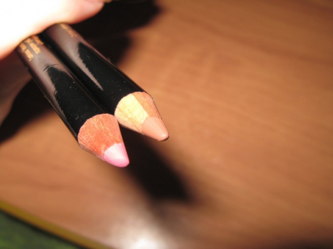 How to choose the color of the lip pencil
