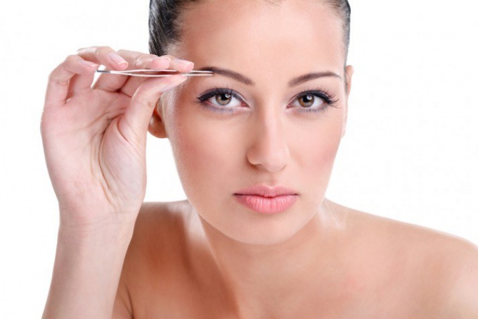 How to remove irritation after plucking eyebrows