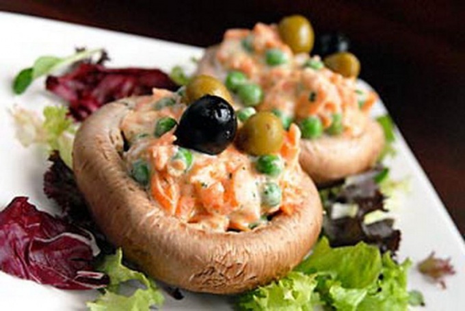 Вкусные и оригинальные салаты с грибами являются «гвоздем» праздничного стола