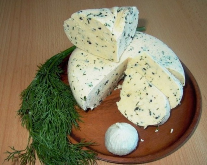Домашний творожный сыр с чесноком и зеленью