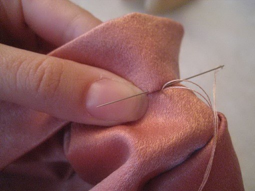 How to sew on the collar and cuffs