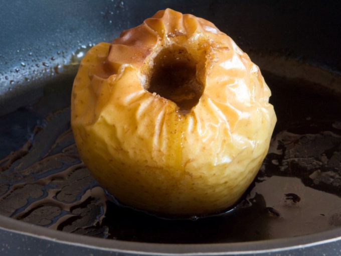 Полезный десерт: печеные яблоки с начинкой