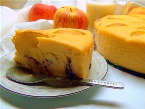 Нежная творожная запеканка с черносливом и яблоками