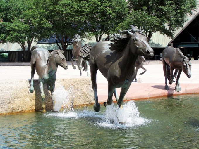 В каких городах  мира есть памятники лошадям