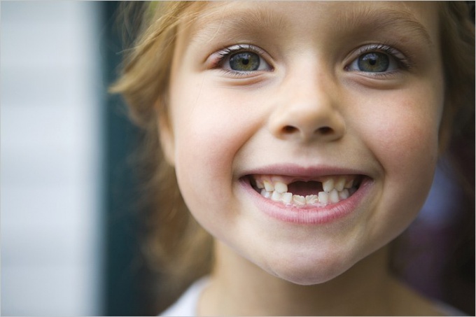 В каком возрасте выпадают молочные зубы