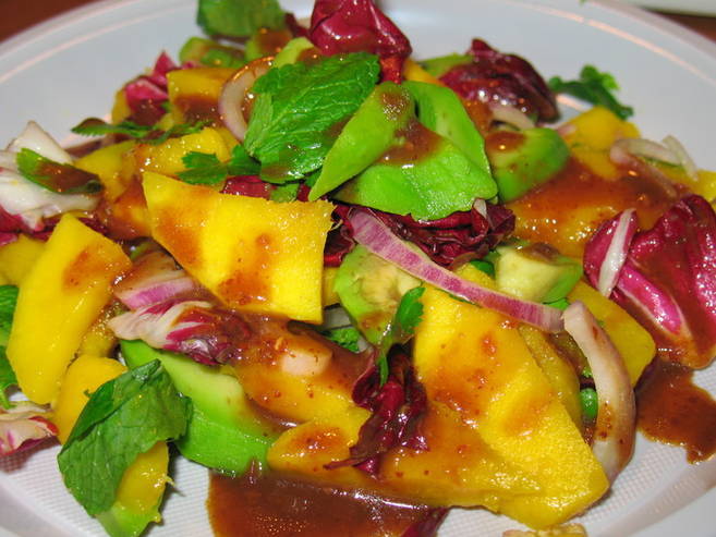 Тропический зеленый салат из манго и папайи