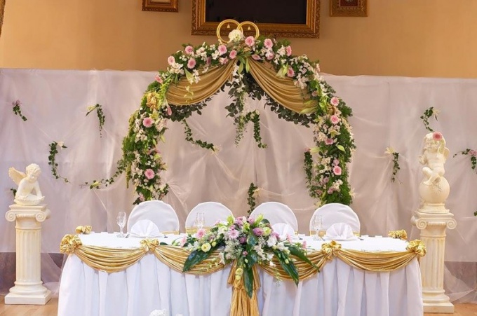 Как украсить стол жениха и невесты