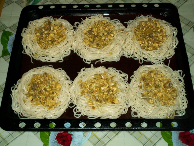 Гнезда из фарша, приготовленные в духовке с сыром и грибами