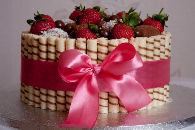 Cake with wafer rolls and strawberries