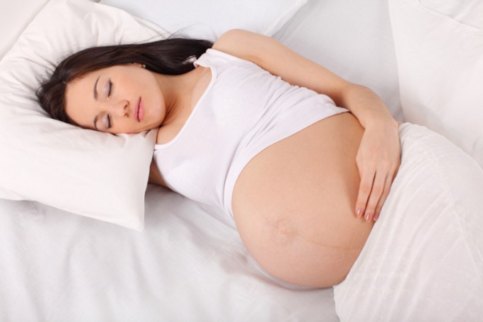 Как можно спать во время беременности: самые удобные позы