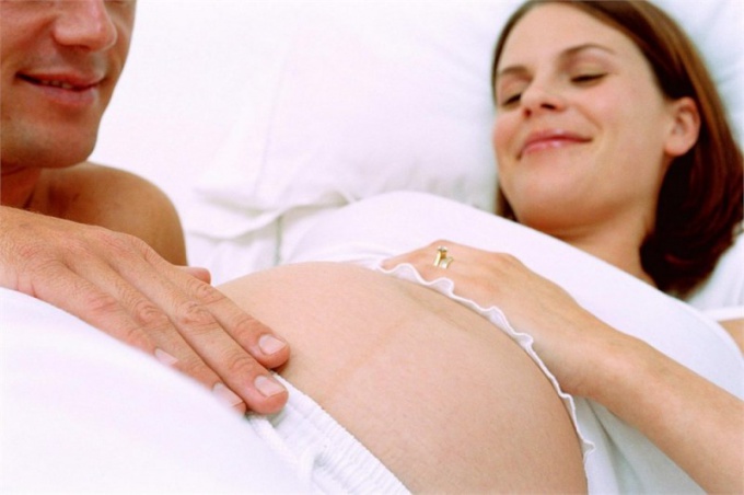 Почему толкается ребенок при беременности