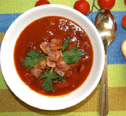 Томатный суп с охотничьими колбасками и беконом