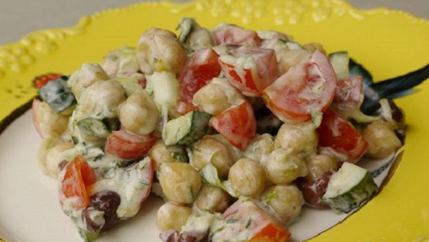 Салат из нута с оливками и черри