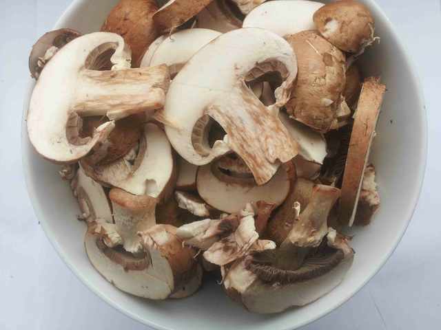 Нарезка грибов ломтиками