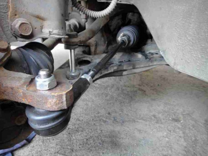 Time conducted a visual inspection of the tie rod end will allow you to avoid an accident