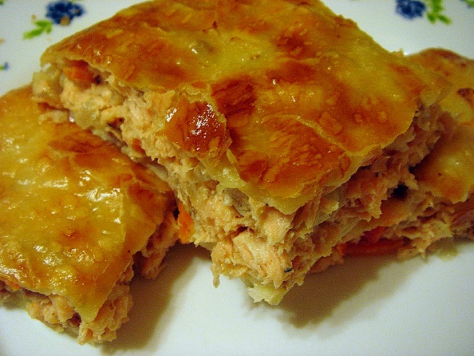 Вкусный слоеный пирог с рыбой