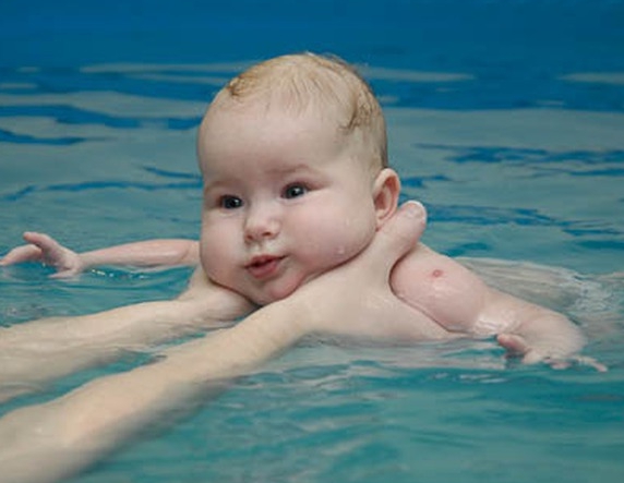 Укрепление здоровья малыша при помощи плавания