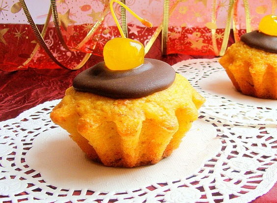 Постные мандариново-шафрановые кексы с шоколадной глазурью