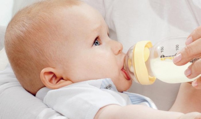 Как правильно кормить ребенка из бутылочки?