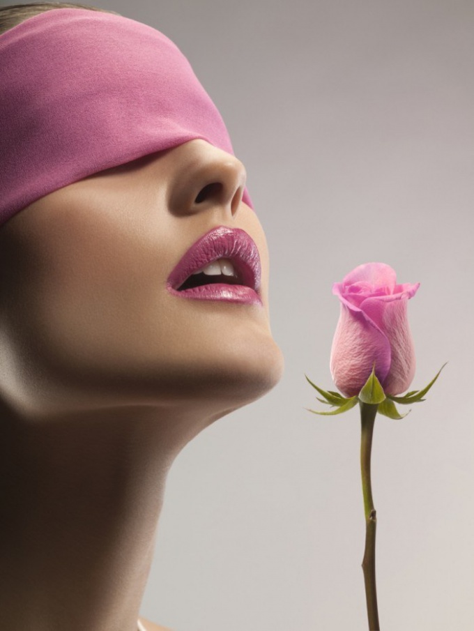 http://www.firestock.ru/devushka-s-zavyazanyimi-glazami-s-rozoy-blindfolded-girl-with-a-rose/