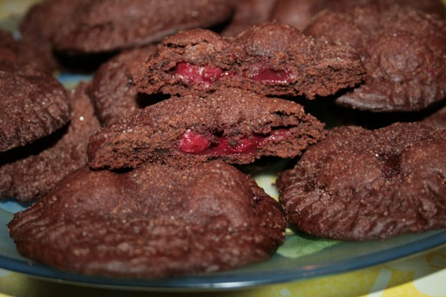 Как приготовить шоколадное печенье с вишней