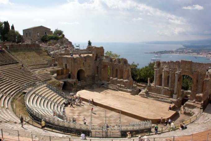 Какие части имело здание греческого театра