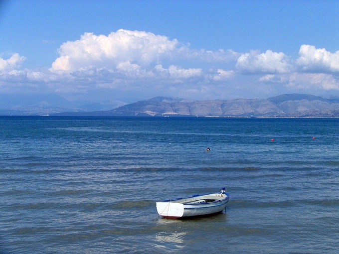 Which seas surround Greece