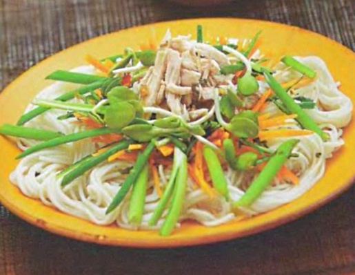 Сычуаньский куриный салат с яичной лапшой