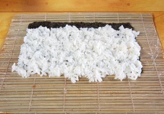 Выкладка риса на нори для роллов