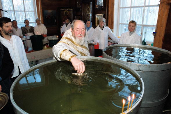 Как освящается крещенская вода в православных храмах