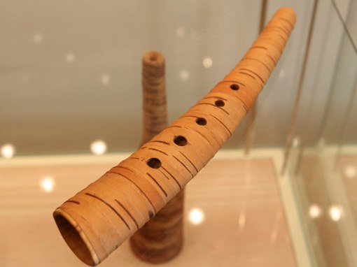 Пастуший рожок - один из представителей старинных русских деревянных духовых музыкальных инструментов