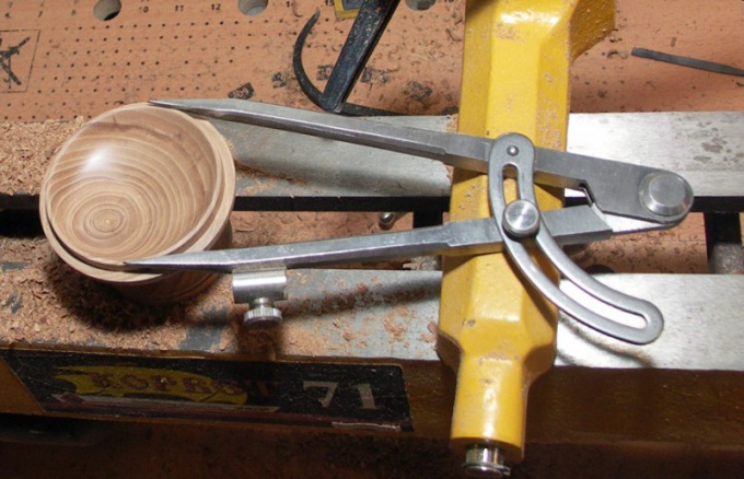 Measuring the exact diameter of the woodwork.