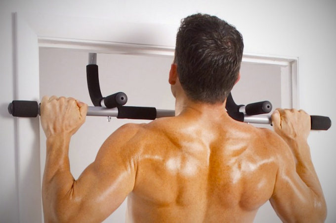 What muscle develops horizontal bar