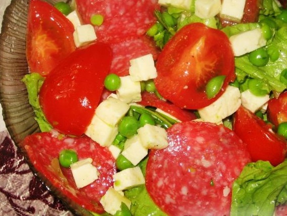 Овощной салат с салями и сыром