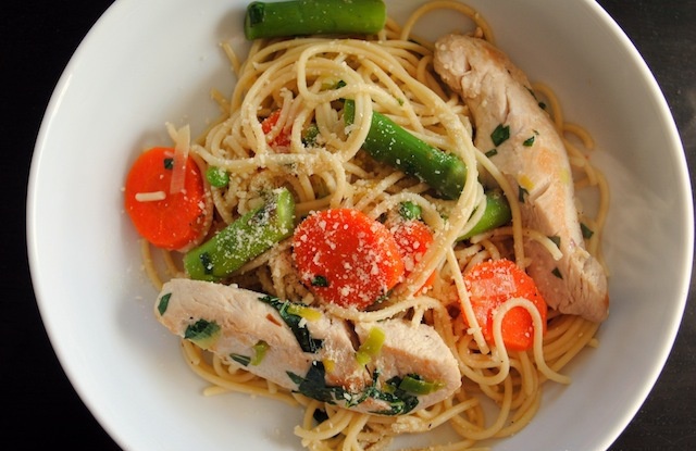Спагетти с курицей и овощами