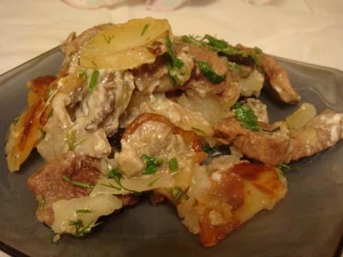 Картофель, запеченный с грибами и мясом